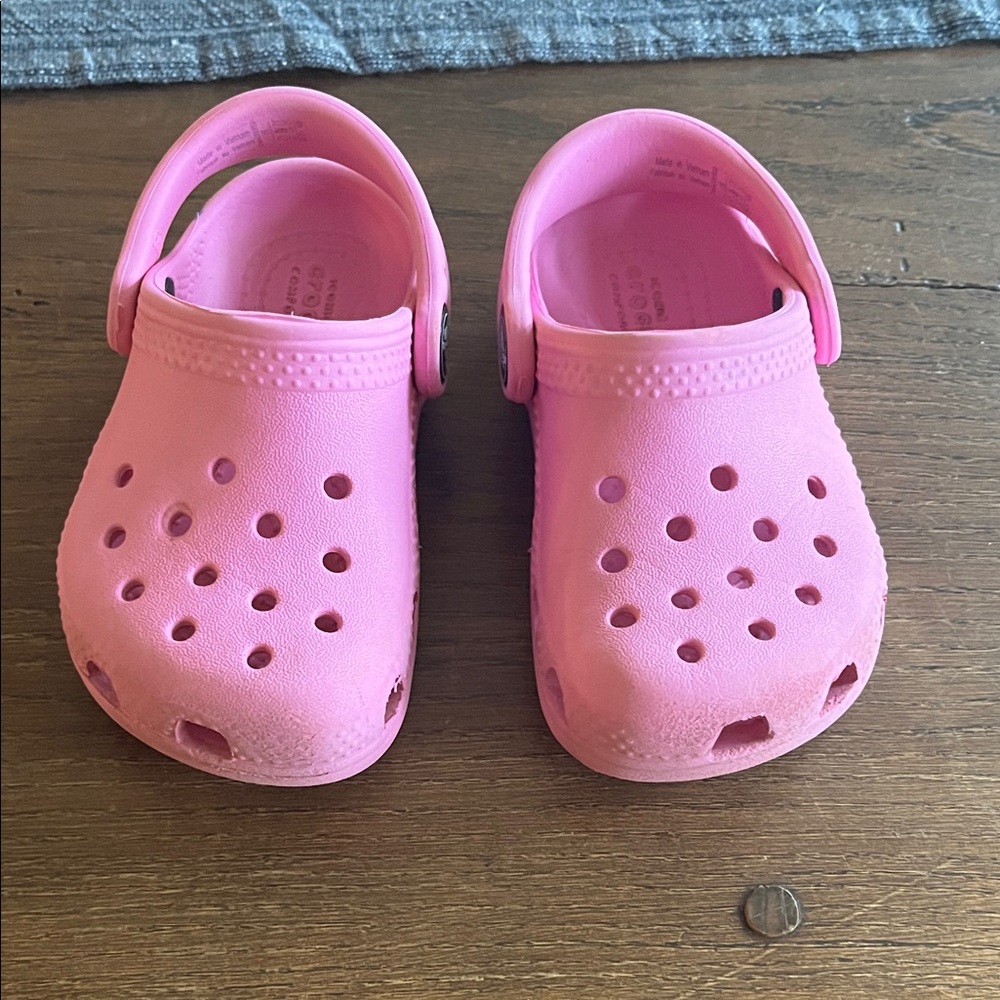 Pink toddler crocs size 6